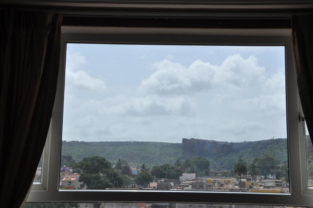Grand Clarks Inn Badami Exterior foto